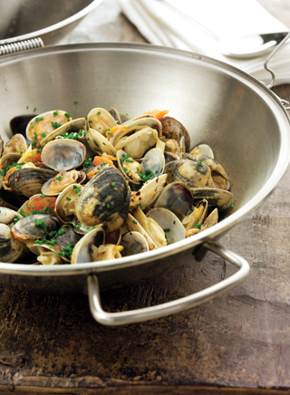 Clams and lemon in the cataplana